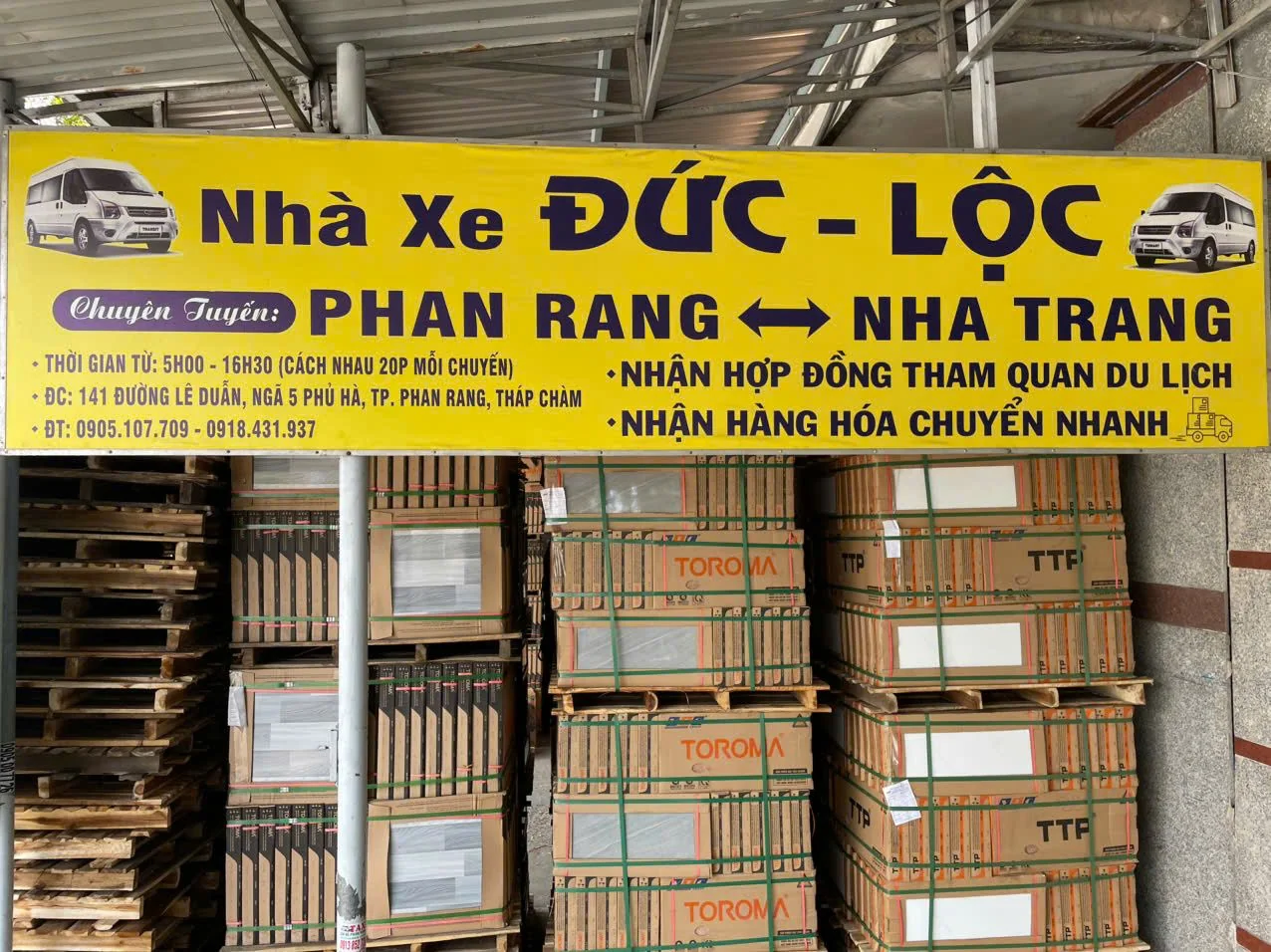 Khu vực hàng hóa có biển hiệu Đức Lộc, địa chỉ 141 Lê Duẩn, Phan Rang